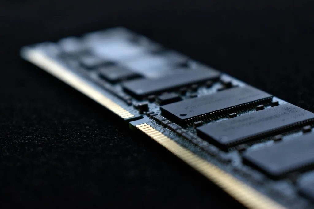Faltará memoria RAM hasta 2027: celulares y computadores subirán