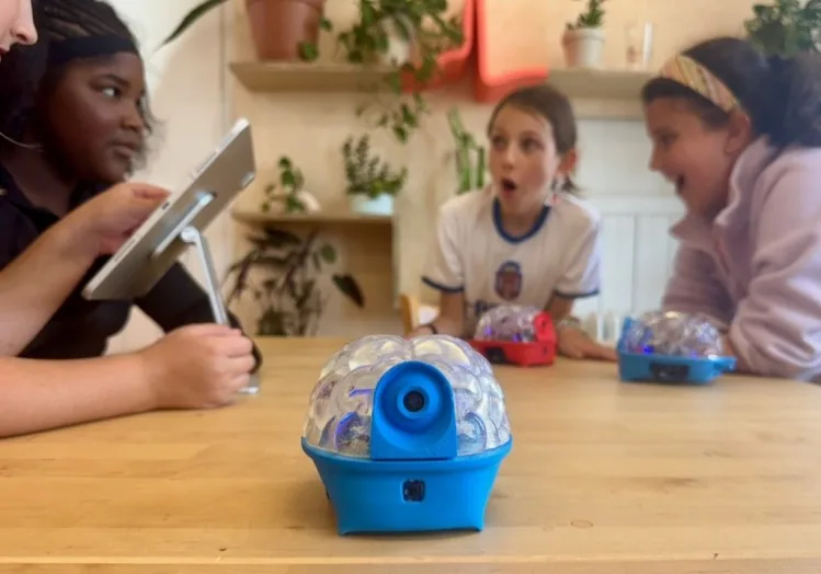 SpikerBot: robot de USD 219 que se programa con neuronas, no código