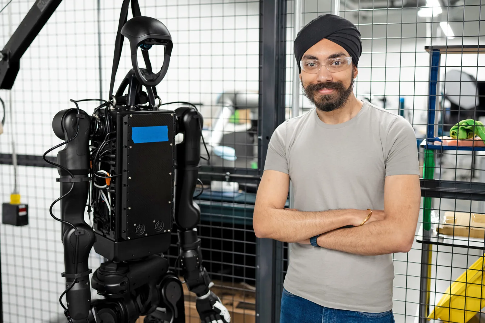 Ingeniero de NVIDIA trabajando con robots