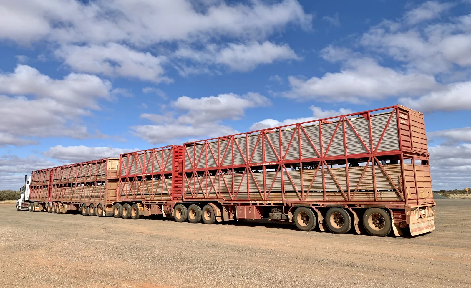 Un road train BAB-Quad de cuatro remolques en Marla, Australia del Sur. Crédito: Caroline Jones, CC0. Contamos 12 contenedores de carga.