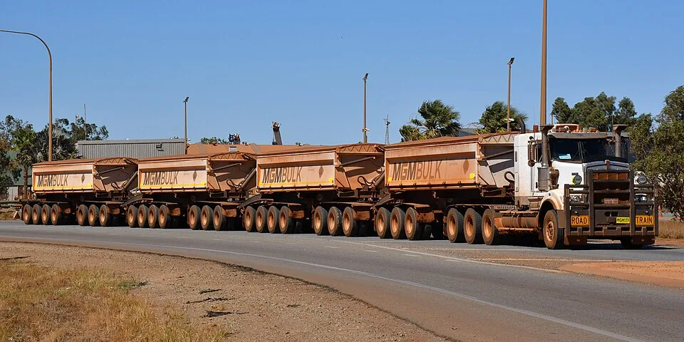 Un camión Kenworth C509 de MGM arrastrando una configuración A-quad de 60 metros en Australia Occidental. Crédito: SquiddyFish, CC BY 4.0