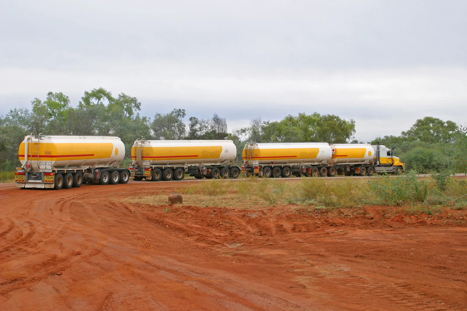 Un road train de cuatro remolques transportando combustible cerca de Broome, Australia Occidental. Crédito: W. Bulach, CC BY-SA 4.0