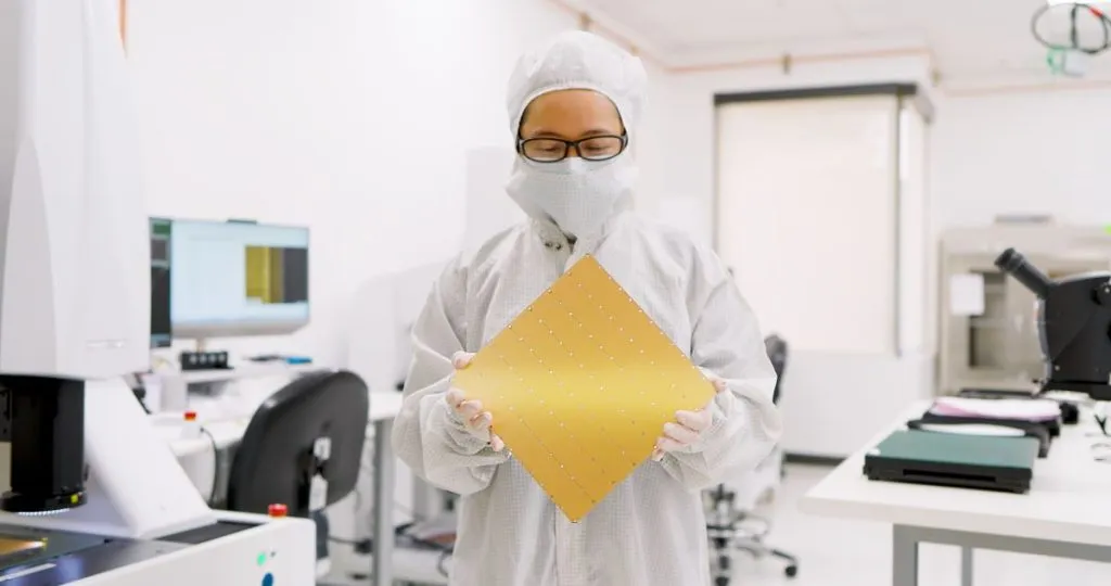 Ingeniero de Cerebras mostrando una oblea